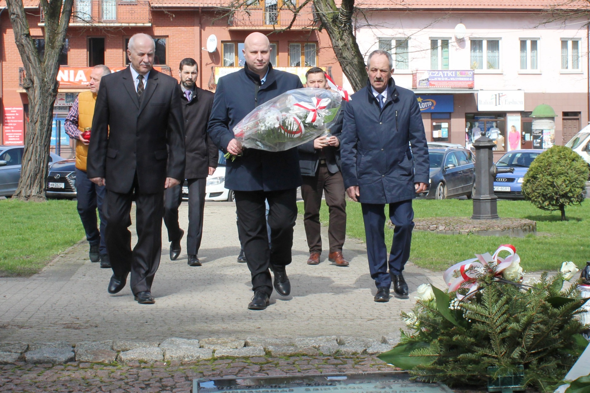 Delegacja samorządu miejskiego składa kwiaty pod pomnikiem księdza Brzóski