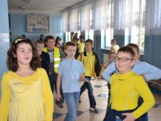 Uczniowie w żółtych ubraniach