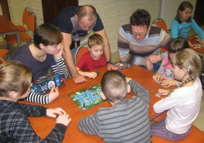 Rodzice i dzieci podczas gry