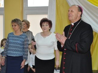 Biskup na spotkaniu z przedszkolakami