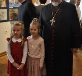 Biskup Antoni Dydycz z przedszkolakami