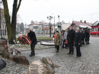 Złożenie kwiatów pod pomnikiem Żołnierzy AK