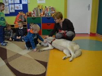 Przedszkolaki na spotkaniu z psem