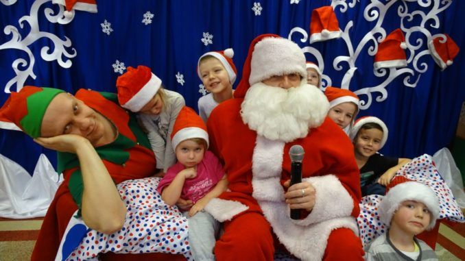 Przedszkolaki na spotkaniu ze świętym Mikołajem