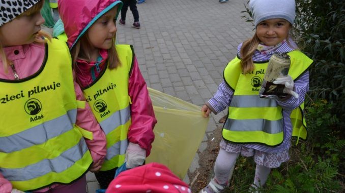 Przedszkolaki podczas sprzątania świata