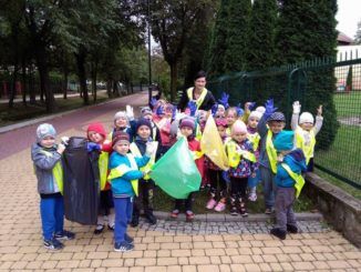 Przedszkolaki podczas akcji sprzątania świata