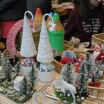 Uczestnicy jarmarku i wyroby świąteczne