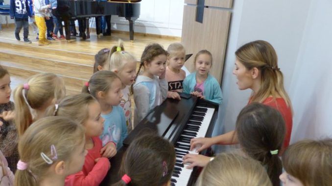 Przedszkolaki w szkole muzycznej