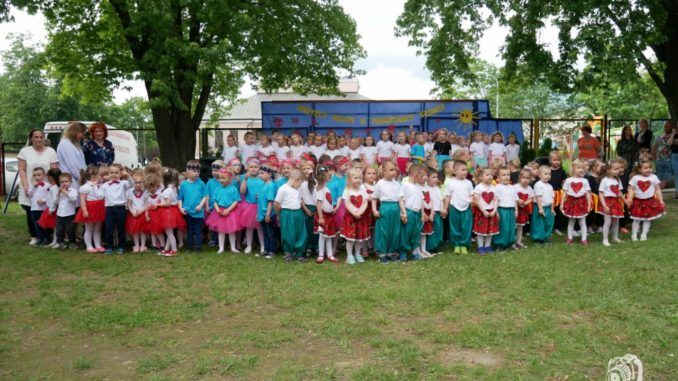 Przedszkolaki podczas pikniku
