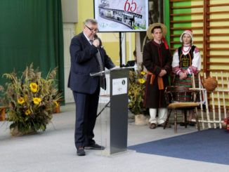 Burmistrz Miasta Sokołów Podlaski Bogusław Karakula wygłasza przemówienie oraz składa życzenia dyrekcji szkoły z okazli 65-lecia