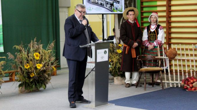 Burmistrz Miasta Sokołów Podlaski Bogusław Karakula wygłasza przemówienie oraz składa życzenia dyrekcji szkoły z okazli 65-lecia
