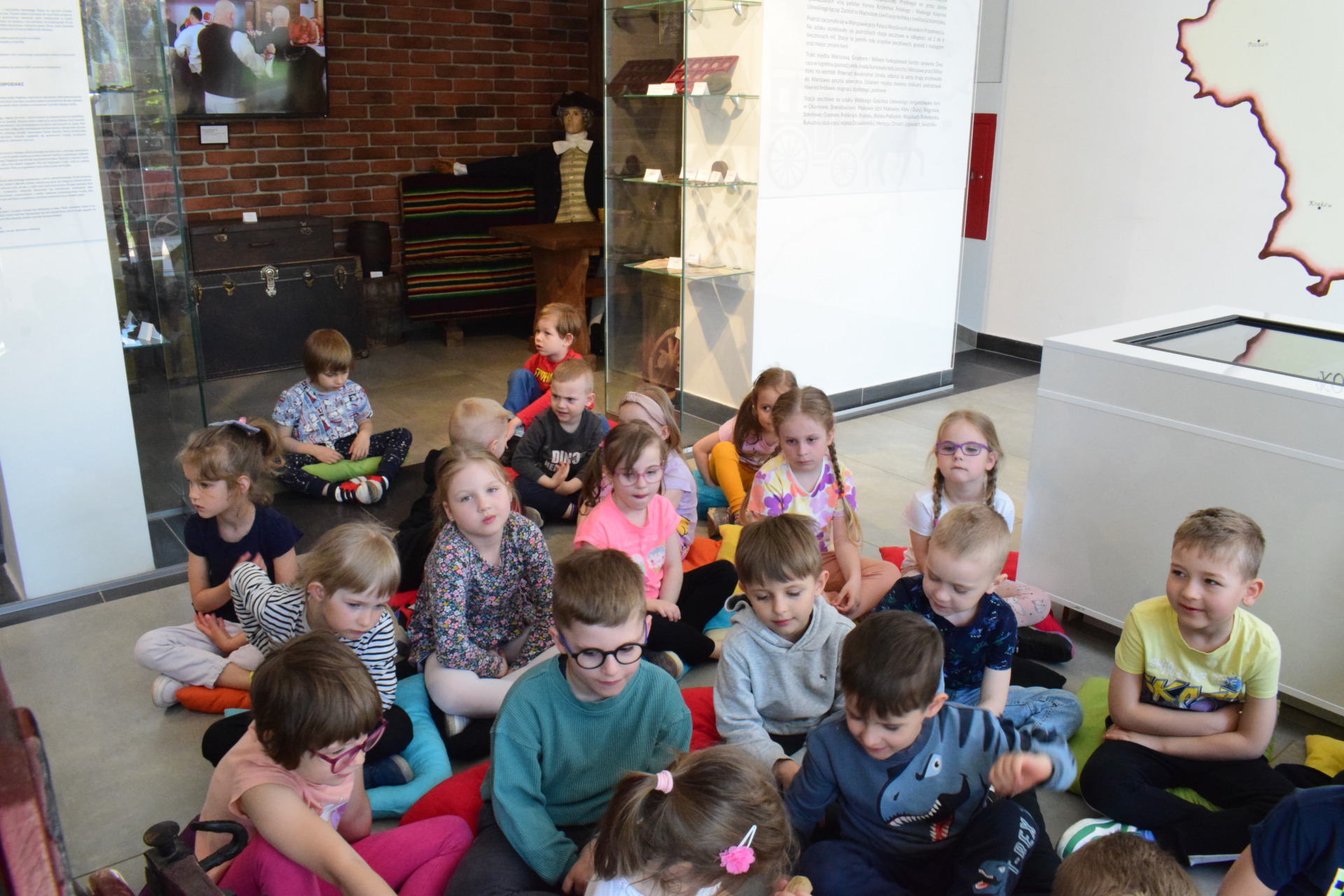 foto: na zdjęciu dzieci w muzeum wgl stacja sokołów - DSC 0008 3