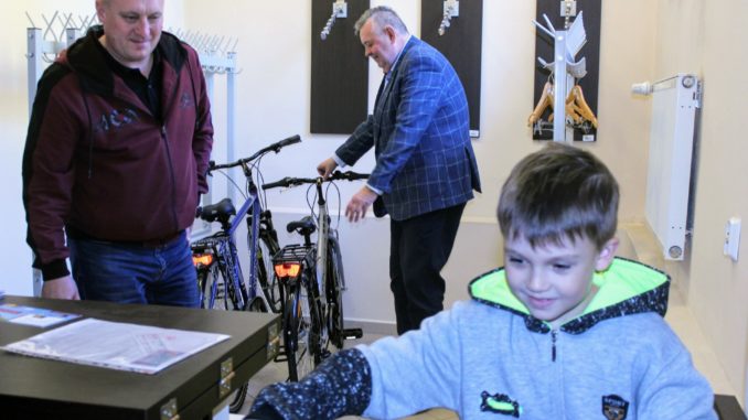 Rodzina repatriantów z Kazachstanu odbiera rowery w Urzędzie Miasta