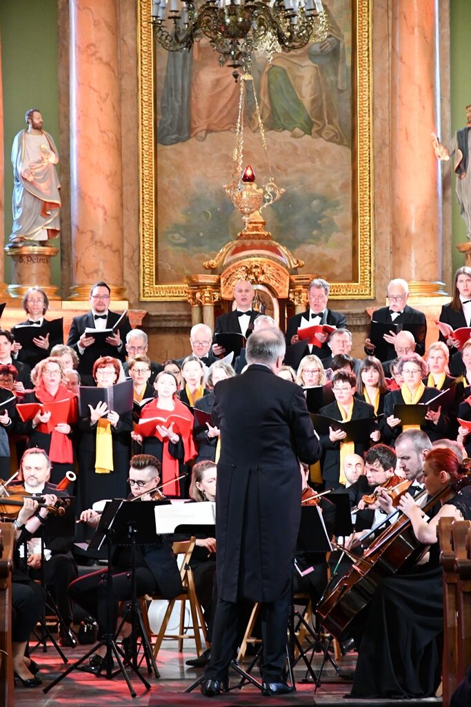 foto: na zdjęciu orkiestra sinfonia viva - Koncert Requiem dla swiata Drohiczyn 23.04 54 rotated 1