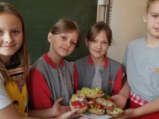 Dziewczynki z klasy III prezentują kolorowe kanapki.