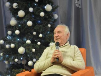 Bohater wydarzenia, p. Wacław Kruszewski na tle bożonarodzeniowej choinki