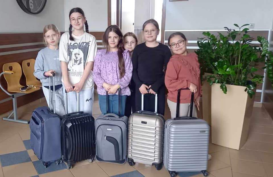 grupa dziewcząt z walizkami zamiast plecaków
