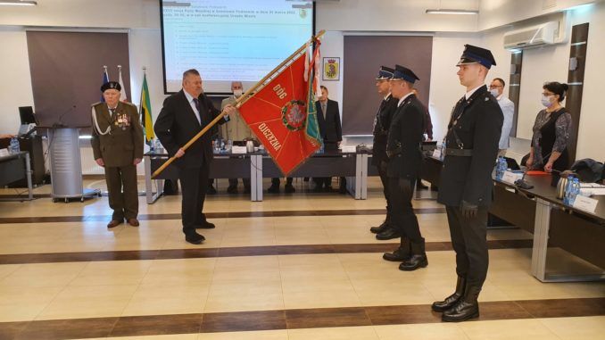 Burmistrz Miasta przekazuje sztandar z rąk prezesa Zwiążku Żołnierzy AK pocztowi sztandarowemu OSP "Cukrownia"