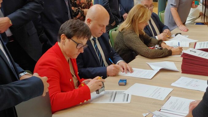 Krzysztof Dąbrowski, Zastępca Burmistrza Miasta i Elżbieta Hermanowicz, Skarbnik Miasta podczas podpisywania umowy.