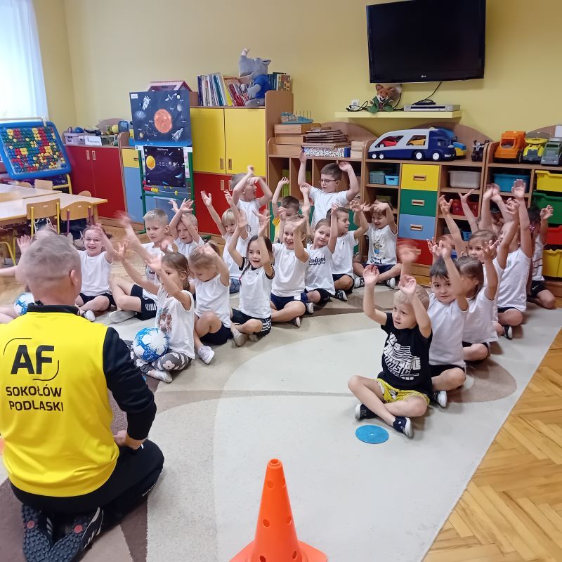Dzieci podczas treningu z Panem Łukaszem