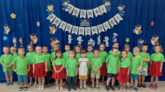 Grupowe zdjęcie przedszkolaków na tle napisu "Żegnaj Przedszkole"