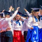 Przedszkolaki tańczące poloneza