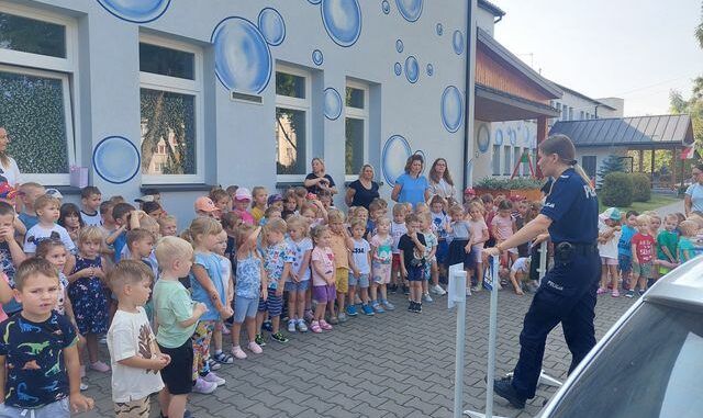 Dzieci przed budynkiem przedszkola na spotkaniu z Panią Policjantką
