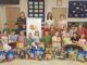 zbiorowe zdjęcie przedszkolaków i organizatorów z zebranymi darami
