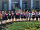 przedszkolaki z biało-czerwonymi chorągiewkami na placu prze Sokołowskim Ośrodkiem Kultury