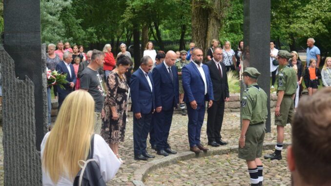 przedstawiciele władzy samorządowej składają hołd uczestnikom powstania warszawskiego pod pomnikiem Czynu Niepodległościowego