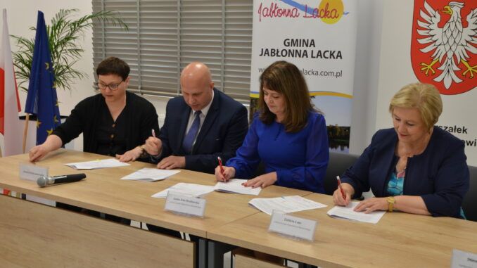 przedstawiciele miasta Sokołów Podlaski i samorządu wojewódzkiego podczas podpisywania umowy