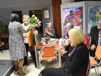 p. Dyrektor wręcza kwiaty p. Wandzie Wierzchowskiej