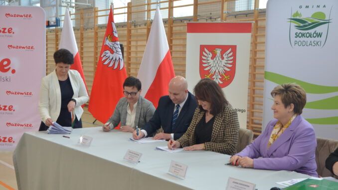 Panie Ewa Orzełowska, Elżbieta Hermanowicz i pan Krzysztof Dąbrowski podpisują umowę