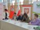 Panie Ewa Orzełowska, Elżbieta Hermanowicz i pan Krzysztof Dąbrowski podpisują umowę