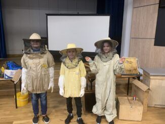 dzieci w strojach pszczelarskich