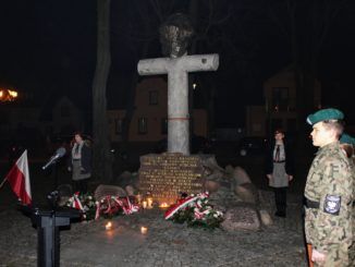 Warta sokołowskich harcerzy po pomnikiem AK