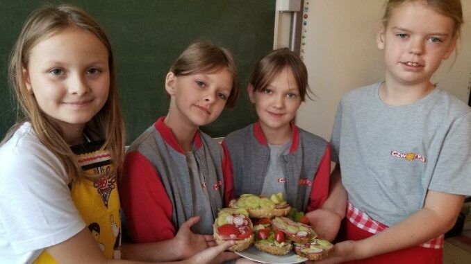 Dziewczynki z klasy III prezentują kolorowe kanapki.