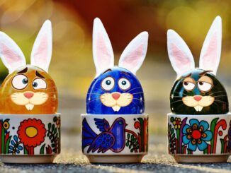 Dekoracja świąteczna: pisanki z uszami, udające króliki. Zdjęcie ilustracyjne