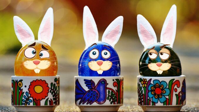 Dekoracja świąteczna: pisanki z uszami, udające króliki. Zdjęcie ilustracyjne