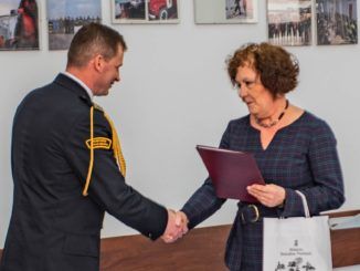 Sekretarz Miasta p. Maria Truszkowska gratuluje Komendantowi Pawłowi Dmowskiemu