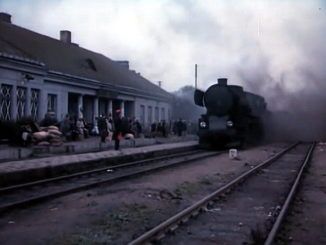 Kadr z filmu "Sekret Enigmy" przedstawiający dworzec Brześć Poleski. Sceny kręcono na dworcu w Sokołowie Podlaskim
