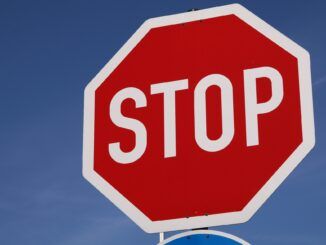 znak drogowy "Stop" - zdjęcie ilustracyjne