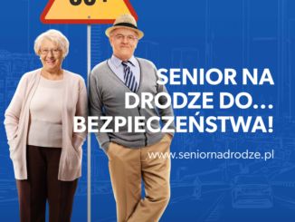 Plakat akcji: dwoje seniorów opartych o znak drogowy z napisem 60+